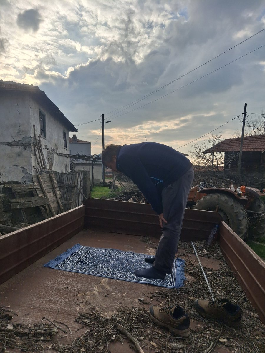 Yeryüzünü bize mescit kılan Rabbimize hamd olsun. Römork üstünde namaz kılmakta nasipmiş.