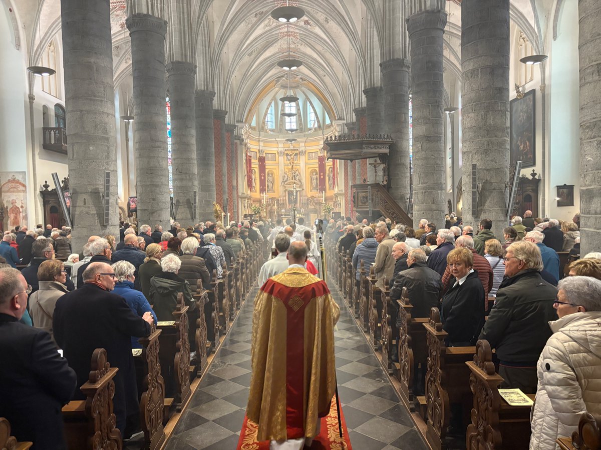 Bomvolle kerk vandaag! Stoelen moeten bijzetten! Zalig Pasen! #Weert #Martinus