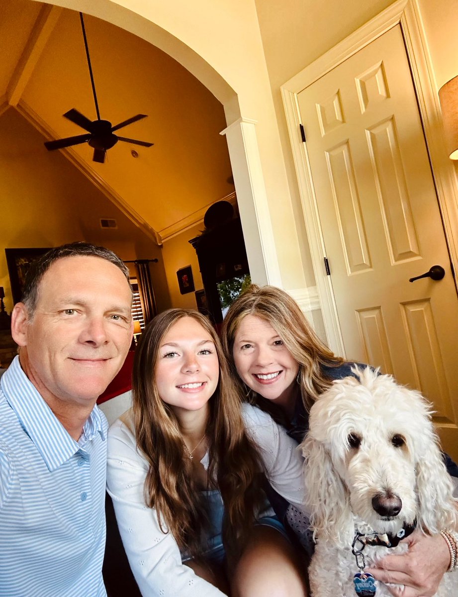 madelyn_hamrick's tweet photo. “He is not here: for he has risen, as he said” Matthew 28:6 ✝️ Happy Easter from my family to yours!! He is always good💛🐣 #Godisgood #HappyEaster https://t.co/qer8GHEGnq
