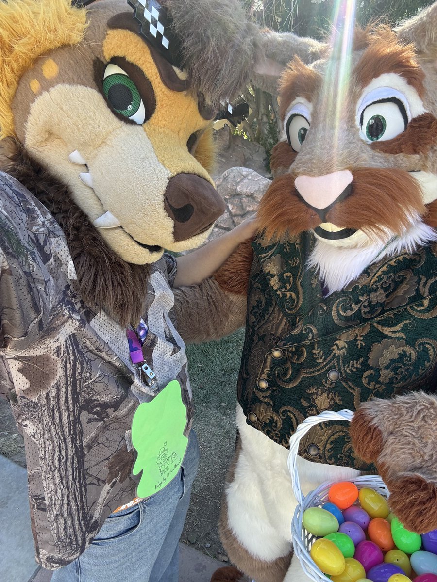 Yeenpits's tweet image. I met the Easter Bunny and he hid me an egg to find, my mood is instantly so whimsical because of this encounter