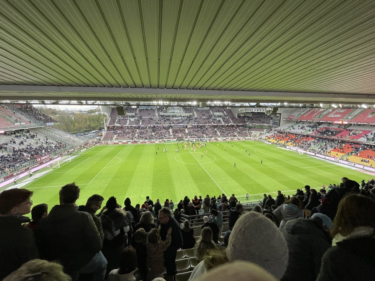 Myrdwin's tweet image. Ils évoluent à 10 contre 11, deux buts refusés. Nan merci le FC Metz pour le spectacle, j’ai bien rigolé ! Rdv en Ligue 2 la saison prochaine 🤣🤣🤣 ! #FCMetz #Ligue1 #Metz
