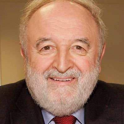 Cuando veíamos una noticia, un reportaje o una aparición de Diego Carcedo, jamás poníamos en duda la veracidad de lo que contaba.  
Qué diferencia con el periodismo actual, que algunos han convertido en un mercado de bulos.  
Mi más sentido pésame a su familia y amigos.  
Una