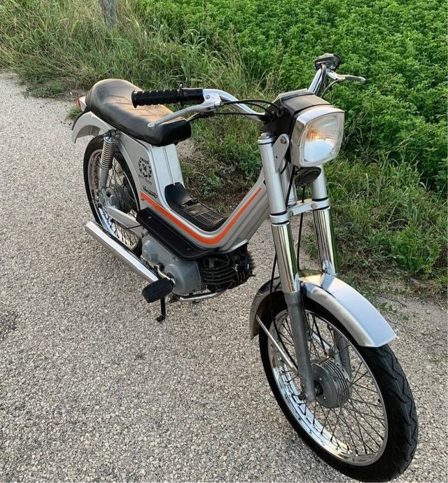 DavidAGlz23's tweet photo. La Derbi Variant es un icónico ciclomotor español de 50cc, conocido por su robustez y transmisión automática, introducido en las décadas de 1970, 1980 y 1990.
Modelos destacados son la Variant SL, SLE, TT, Sport y la posteriormnte famosa Variant Start, siendo un referente urbano. https://t.co/7W2itwaH8H