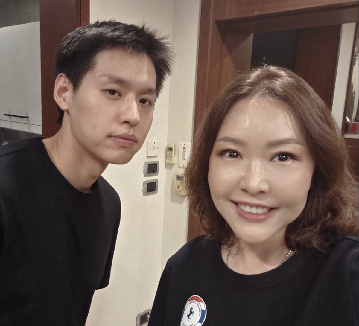 tante: udah lama ya ngga ketemu kita, coba sini foto dulu, mau liat masih ganteng ga kamu kin