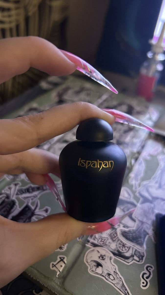 Когда мне было лет 6 я рылась в бабушкином трюмо и нашла два аромата, что сформировали меня как личность: poison и второй, я помнила только то, что он был синим и сегодня я их получила себе в пользование. Два столпа как говорит моя ба: другие понюхают - умрут