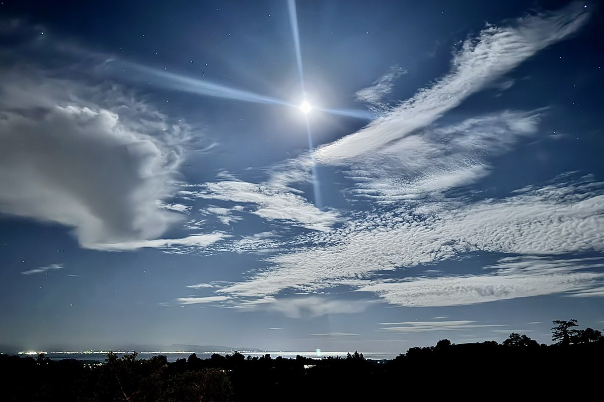 NativeSantaCruz's tweet image. Happy Easter!
I woke up at 3:30am this morning and saw this out the bedroom window, so of course I got up and went outside! I could get used to living in a hilltop estate…