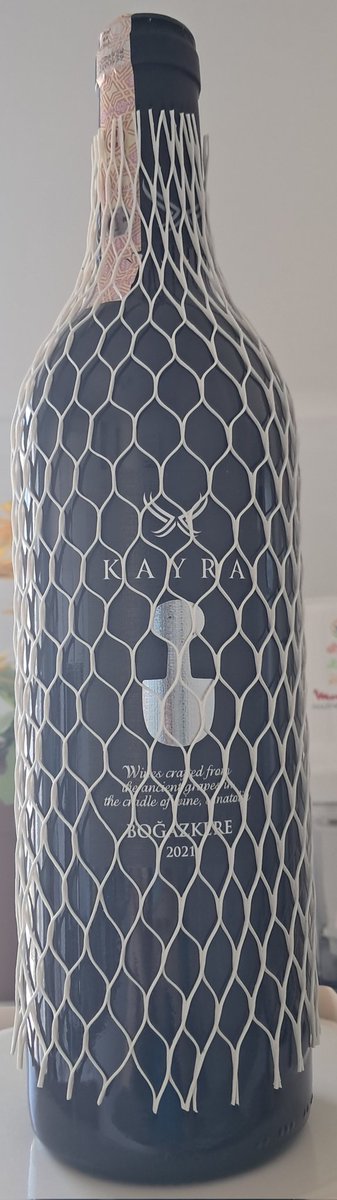 #Pasqua Vino rosso turco (regalo di Hasan/Müge, duty free) Kayra 2021, vitigno autoctono Boğazkere (ossia grattagola, bruciagola!), 13%, Anatolia. Vineyards blessed by goddess of fertility Kybele (label symbol). Molto tannico, astringente, struttura. Parallelismo col Tazzelenghe?