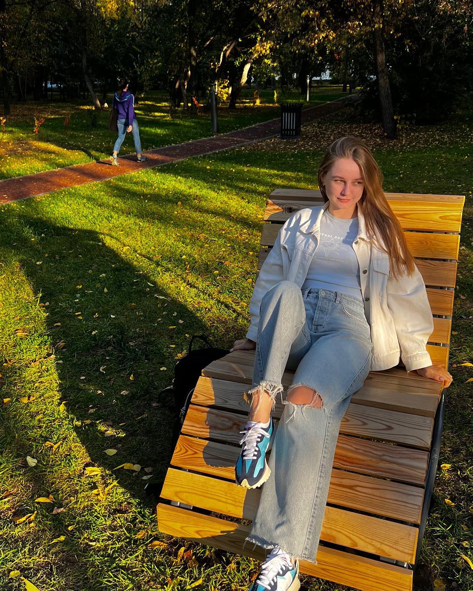 DariaCritchley's tweet photo. The sunlight is just right, and the breeze is gentle 
In the park this spring, I slow down a little, and even my shadow feels romantic

#SpringMoments #PerfectSunlight #ParkLife #LifeSnippets #HealingMoments https://t.co/3czXHKtiVp