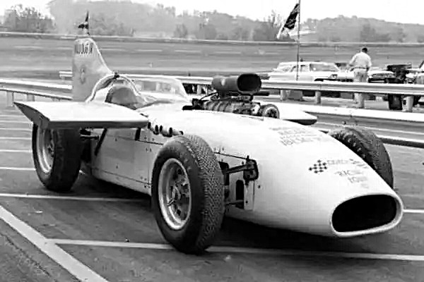 DaveTaylor96268's tweet image. Bob Osiecki made 3 attempts with different cars before getting aerodynamic advice from Georgia Tech professor John J. Harper.
He then bought this Hemi powered 1958 Kurtis Indy roadster used by Firestone for tire tests, figuring it had the power needed to set the 180mph record.