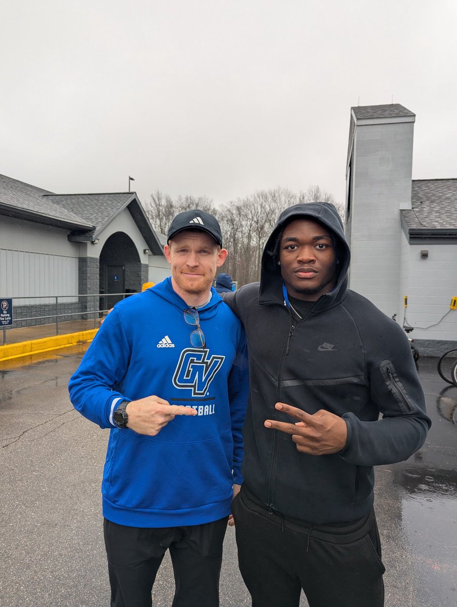Muri_2027's tweet photo. Huge thanks to @CoachCooperGVSU for having me out at @gvsufootball Jr day. I had a good time watching the guys at practice as well as good conversations with coaches!!! Looking forward to being back on campus⚓️ https://t.co/vpF4xIOlep