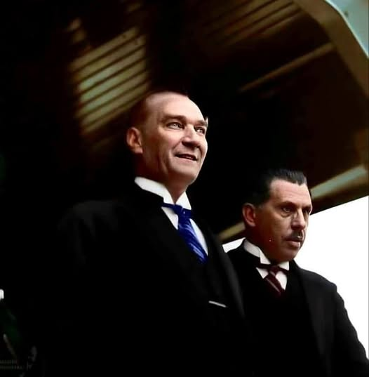 Yakup Kadri şöyle der ;“Ölüsü bile bizden ileri” ,
Falih Rıfkı’da ilave eder ;
“Barışın Atatürk’ü, savaşın Mustafa Kemal’ini geride bıraktı, kendisi yine kendini geçti”…
