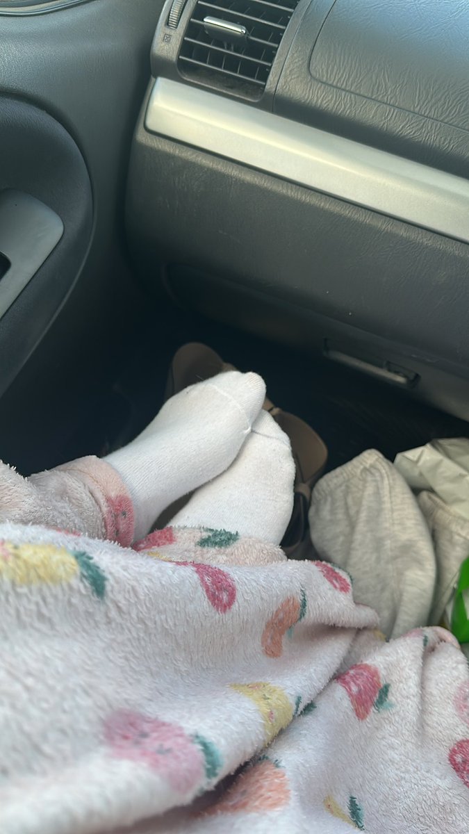 Bratty3Princess's tweet photo. With my vanilla sister again and so far she’s seen 4 pictures of you freaks licking your toilets and Dave sent £100 for her😂 

Now we want ash to send again xoxo 

Findom paypig wallet drain cashcow dirty white socks https://t.co/MxQDprolqQ