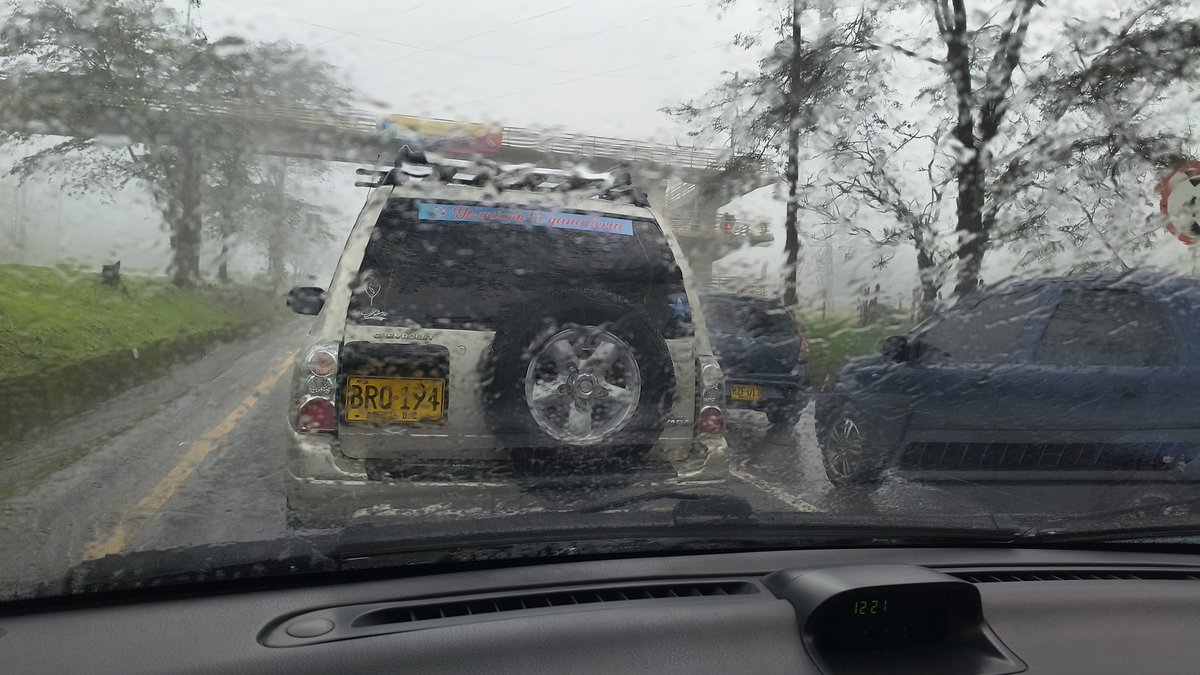 japv73's tweet photo. Imposible la movilidad por la vía Villavicencio-Bogota más de 2 horas detenidos y no he llegado al primer peaje, ninguna autoridad @MinTransporteCo @maferojas @TransitoPolicia https://t.co/tCNGxalLUz
