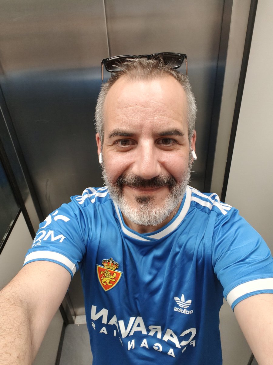 AlbertoZaz's tweet photo. Estrenamos camisetón 🤍💙 🦁
Vamoooooos, toca apretar, animar y dejarnos la voz 🙌
Vamos mi @RealZaragoza 🤞
#RealZaragozaMirandés
#Moversemañosmoverse #SiSePuede #Aremar https://t.co/Uc8gjJUGZP
