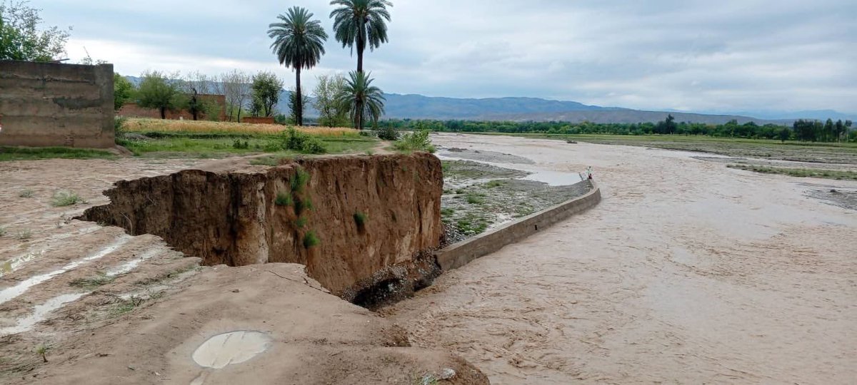 شمالی وزیرستان میں حالیہ بارشوں اور سیلابی ریلوں سے متاثرہ اپنے بھائیوں اور بہنوں کے ساتھ کھڑا ہوں. یہ مشکل وقت ہے مگر ہم سب مل کر انشاءاللّٰہ اس کا مقابلہ کریں گے. دکھ کی اس گھڑی میں آپ اکیلے نہیں ہیں، ہم آپ کے ساتھ ہیں.