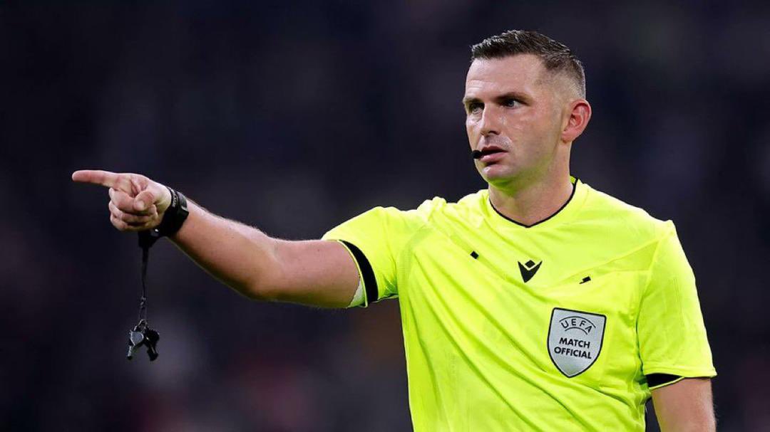djibril_12's tweet photo. Michel Oliver sera l’arbitre du match opposant le Réal Madrid au Bayern Munich. 
Le bilan du Réal avec l’arbitre Anglais est ainsi 4 matchs joués: 3 victoires et 1 défaite.
Cependant le Bayer n’a jamais perdu avec cet arbitre au sifflet. https://t.co/1qQ2vk1WGC