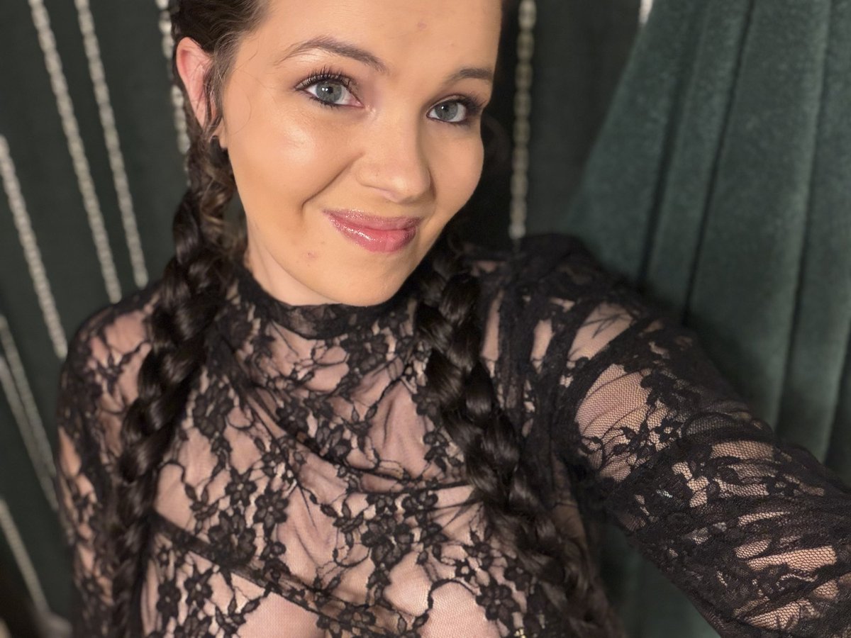 Princess Mads 😏🍸👑 tweet media