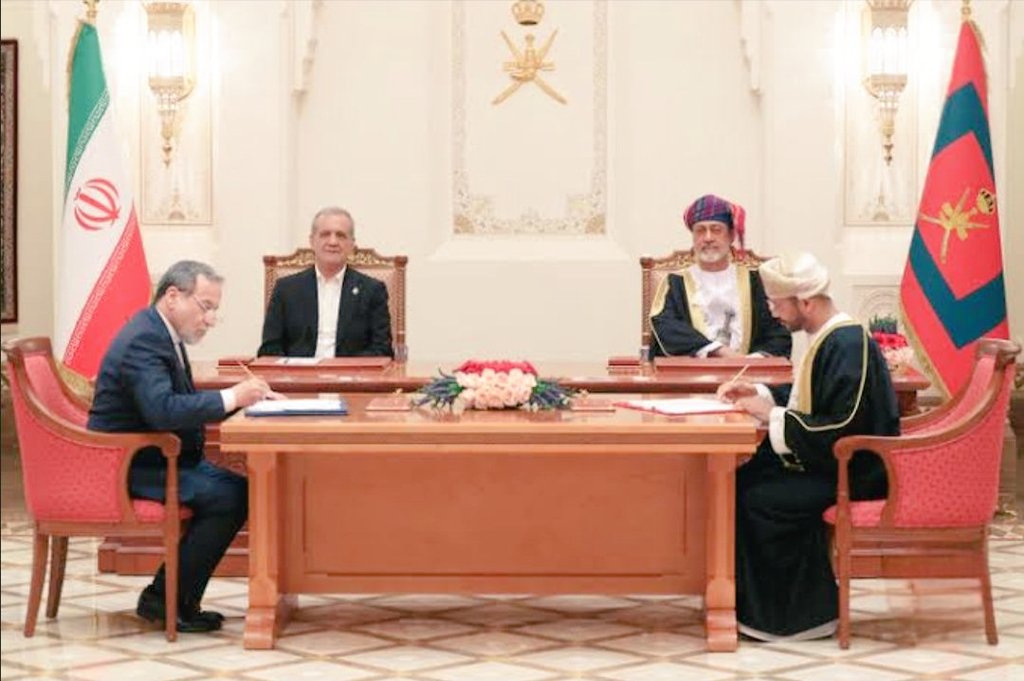 #BreakingNews⚡️🚨

Oman News Agency:

Oman-Iran meeting to discuss options for ensuring smooth passage through the Strait of Hormuz.

#Oman is Always stand with #Iran in every situation✨

Source : <a href="/DailyChinaNewss/">Daily China New's</a>