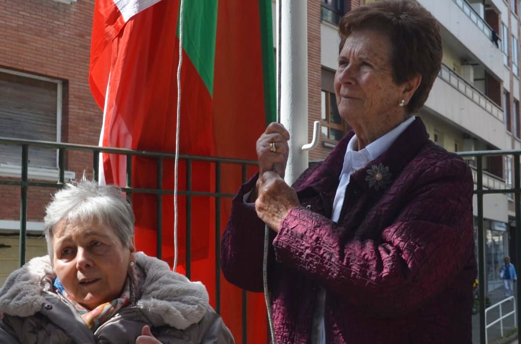 EntzuixuLekitto's tweet photo. #Entzuixu! ABERRI EGUNA 2026
✌️❤️🤍💚✌️

Gaur #AberriEguna ospatu dogu! Aurten omenduak Karmele Eizagirre ta Marije Goitia alderdikideak izan da.

#Lekeitio’ko @eajpnv’tik gure esker ona Alderdiaren ta #Euzkadi’ren alde egindako lanagatik.

https://t.co/w0Zi6Eb3EM https://t.co/hN140MJWkG