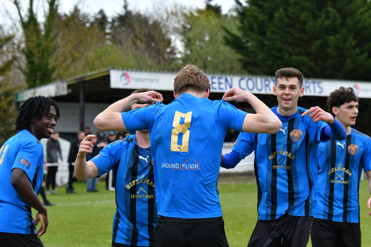 SevenoaksTownFC's tweet photo. 31 goals = Yannick Vochyan 🤝 Harry Bunclark

@Y8nnick10 14th goal of the season opened the scoring and @h_bunclark 17th goal of the season secured the win in the cup final 🔥

📸 Matt White

🔵⚫️ | #Sevenoaks #STFC https://t.co/8YwzKoG4Lj