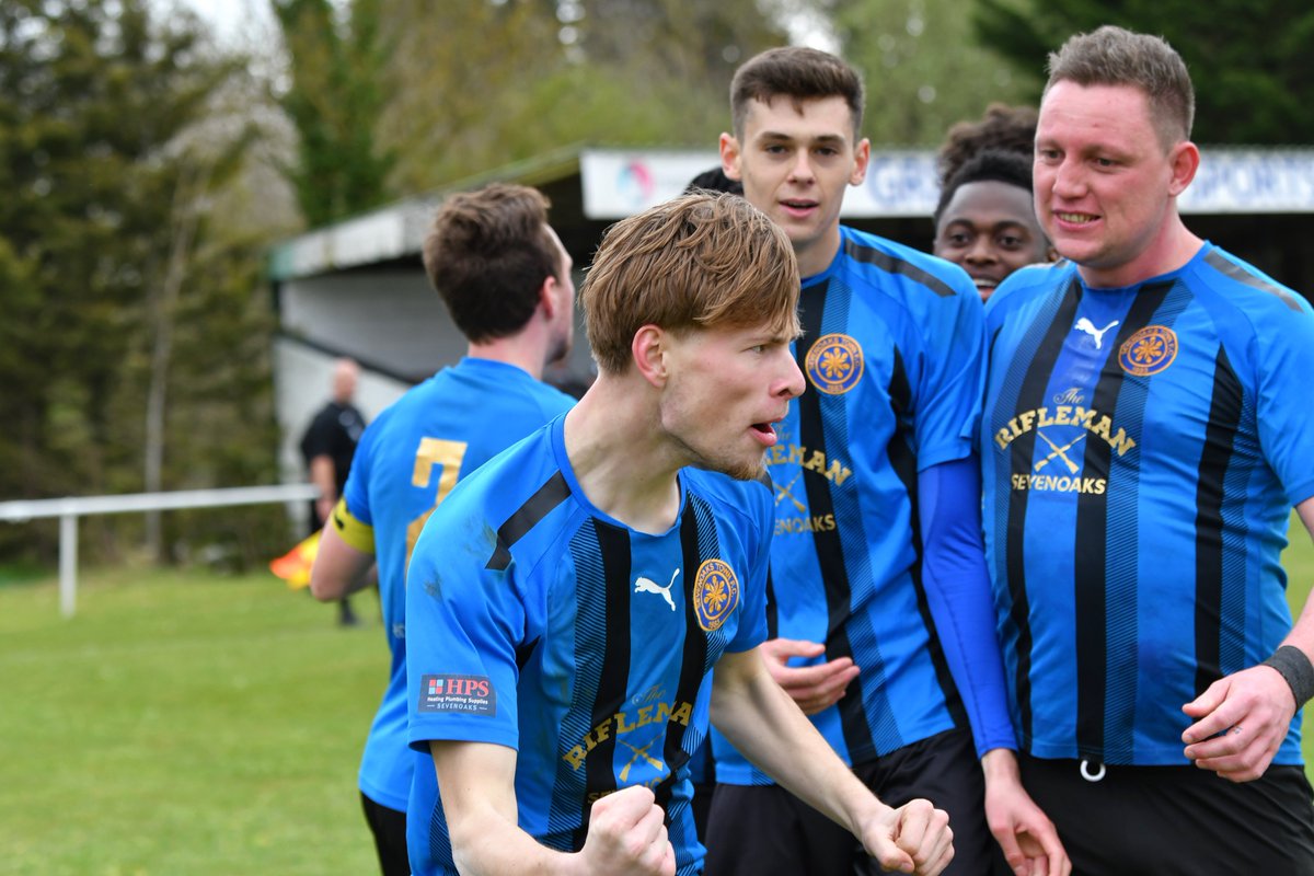 SevenoaksTownFC's tweet photo. 31 goals = Yannick Vochyan 🤝 Harry Bunclark

@Y8nnick10 14th goal of the season opened the scoring and @h_bunclark 17th goal of the season secured the win in the cup final 🔥

📸 Matt White

🔵⚫️ | #Sevenoaks #STFC https://t.co/8YwzKoG4Lj