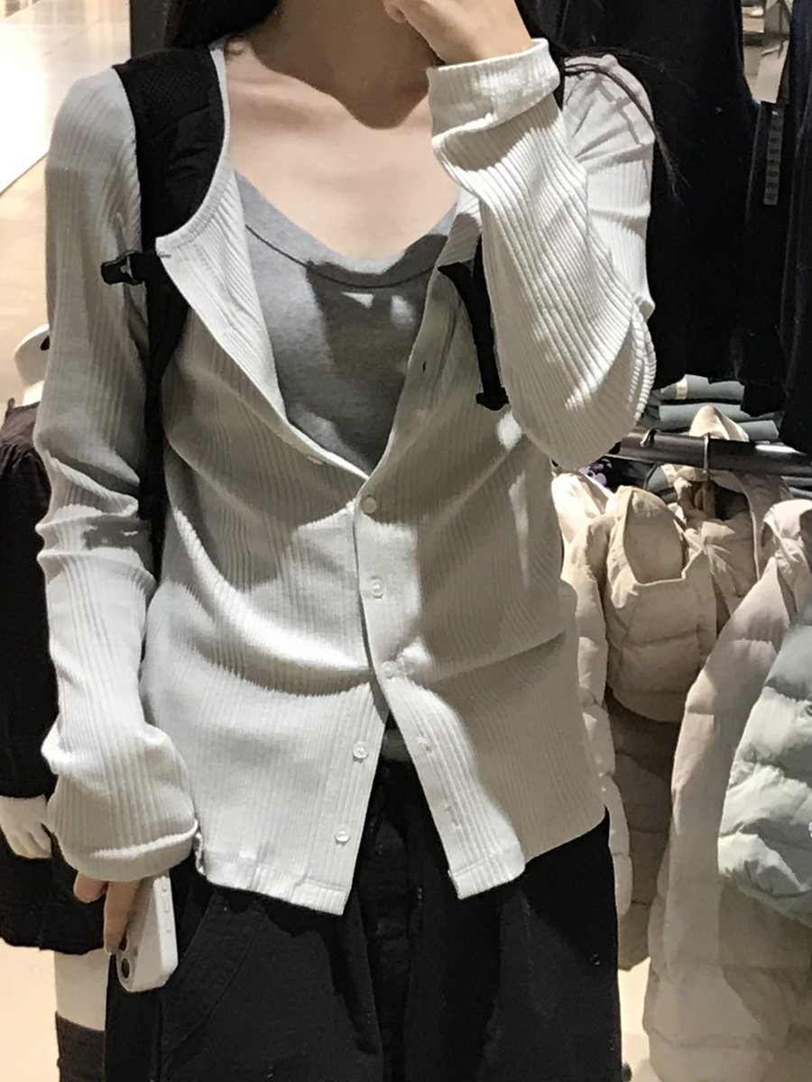 가디건 착샷
살에 안 달라붙고 부들후들해서 봄여름가을 다 입음