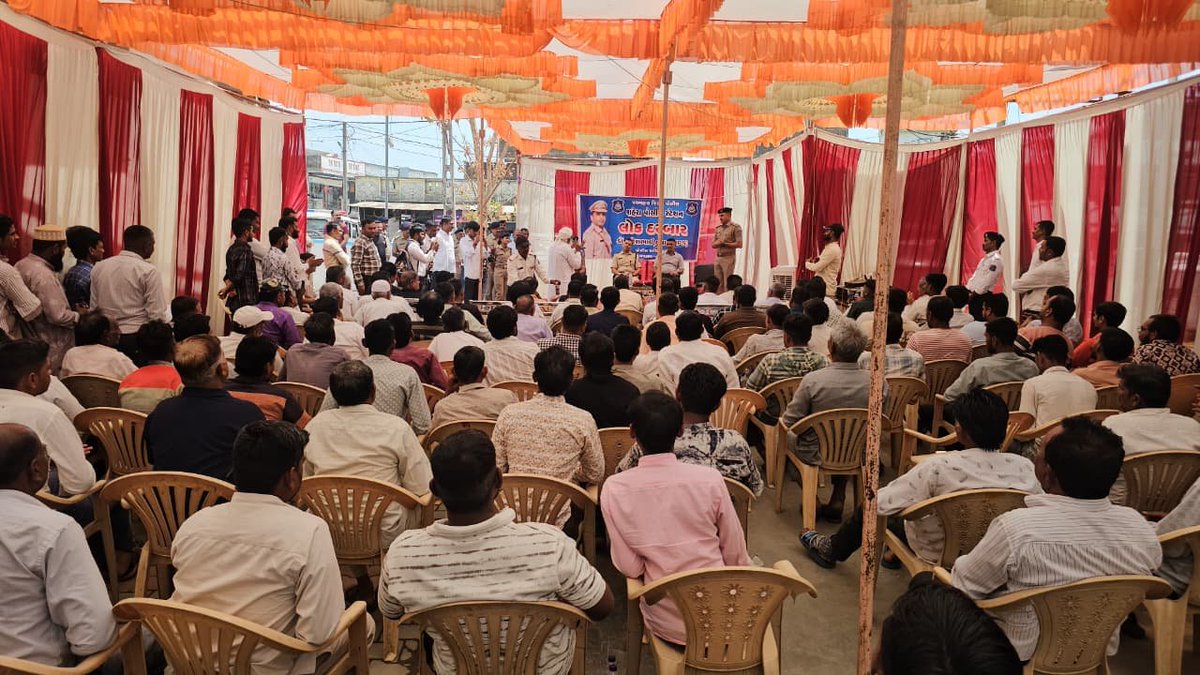 SP_Panchmahal's tweet photo. પોલીસ અધિક્ષક શ્રી ડૉ. હરેશભાઈ દુધાત નાઓ ની અધ્યક્ષતામાં શહેરા પોલીસ સ્ટેશન ખાતે આગામી ચૂંટણી દરમિયાન કાયદો અને વ્યવસ્થા જળવાય તે માટે લોક દરબાર યોજાયો.

#LokDarbar #TrafficAwareness #POCSO #WomenEmpowerment

@HMofficeGujarat @GujaratPolice @sanghaviharsh @panch_range https://t.co/HSZFaUINCw