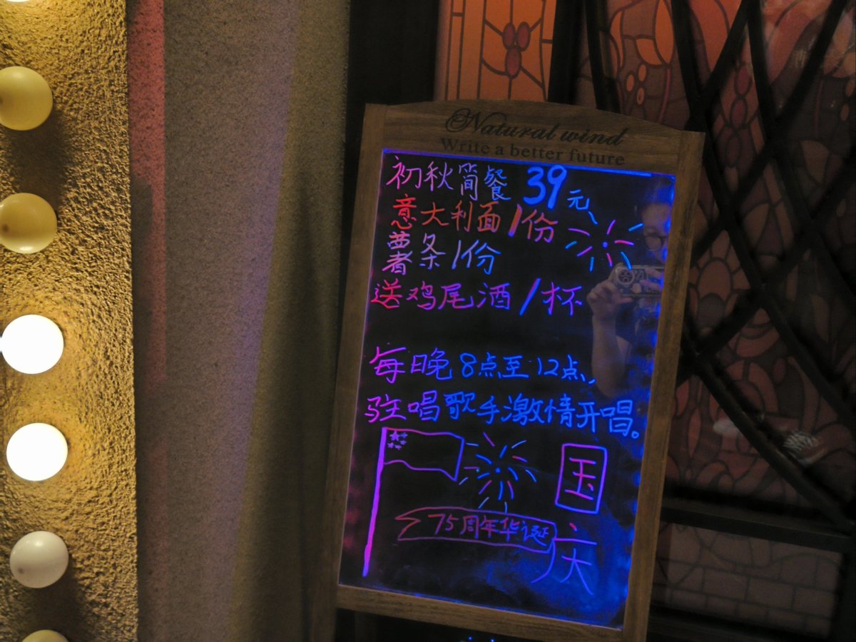 mariadelavega27's tweet image. Late-night cravings We’ve got your back.  Steaming miso ramen, crispy gyoza, and warm sake—all served with a side of comfort until 2 AM. Find us at [Location] or order delivery now!