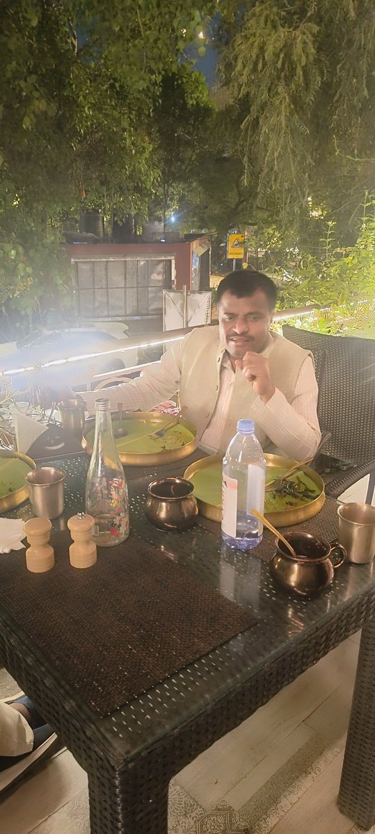 अपनी पहचान मिटाने को कहा जाता है
बस्तियां छोड़ के जाने को कहा जाता है
पत्तियां रोज गिरा जाती हैं जहरीली हवा
और हमें पेड़ लगाने को कहा जाता है ।।