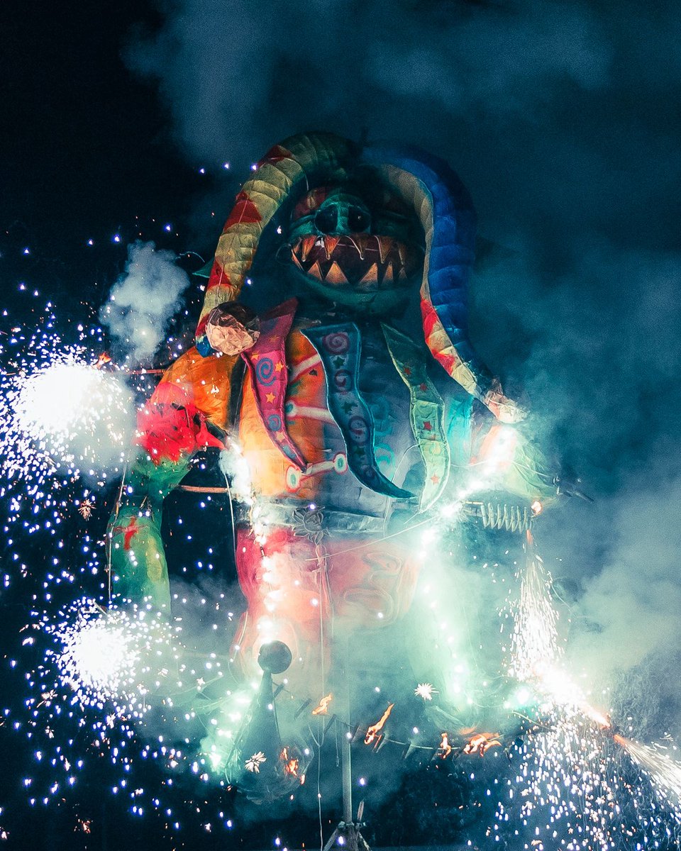 heraldodemexico's tweet image. #OMG | 🎆 Habitantes del pueblo originario de Santa Rosa Xochiac mantienen viva la tradicional Quema de los Shimos, una celebración en la que familias y grupos de amigos crean grandes figuras de cartón rellenas de pirotecnia 🎇 , las cuales representan a Judas y son quemadas como