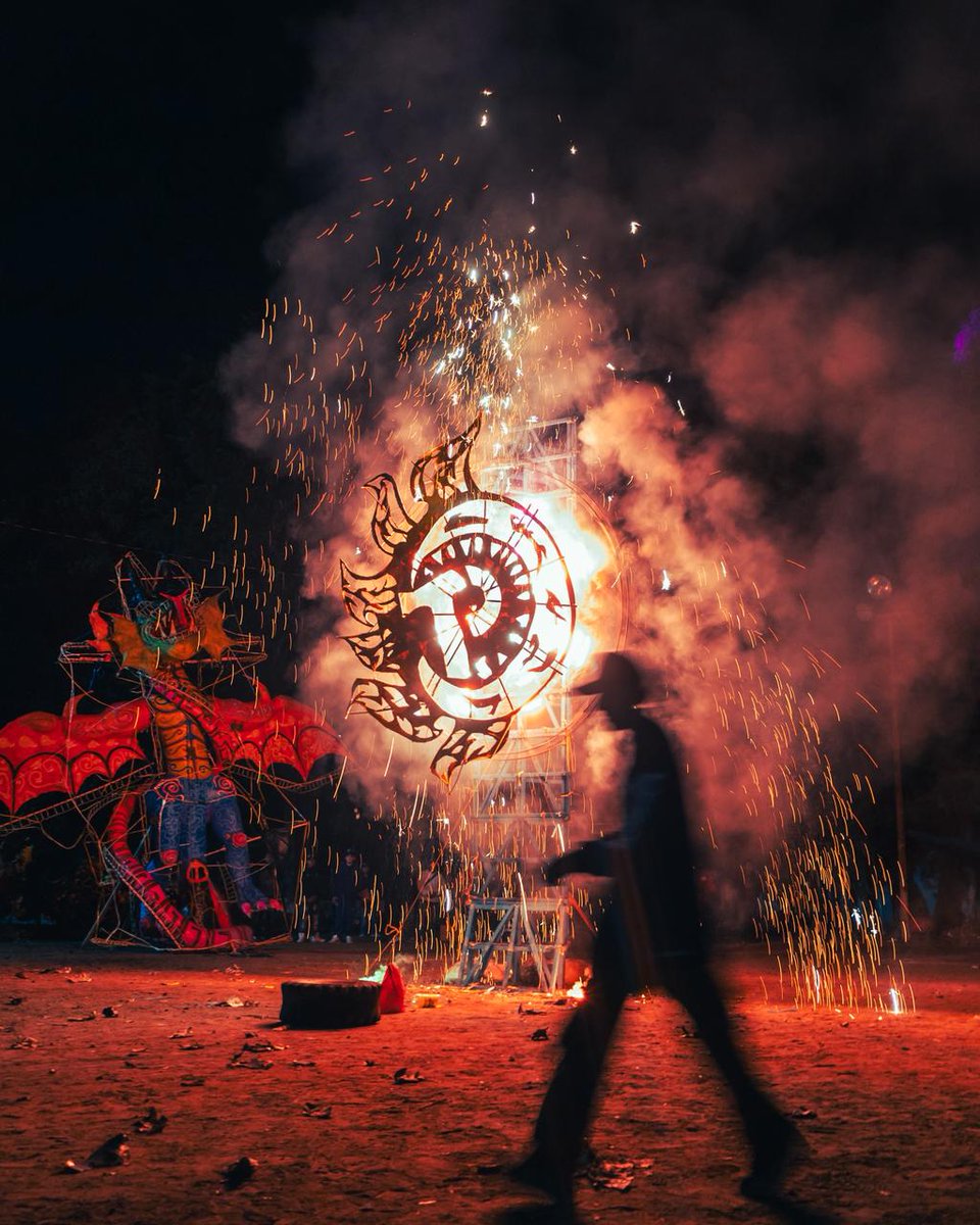 heraldodemexico's tweet image. #OMG | 🎆 Habitantes del pueblo originario de Santa Rosa Xochiac mantienen viva la tradicional Quema de los Shimos, una celebración en la que familias y grupos de amigos crean grandes figuras de cartón rellenas de pirotecnia 🎇 , las cuales representan a Judas y son quemadas como