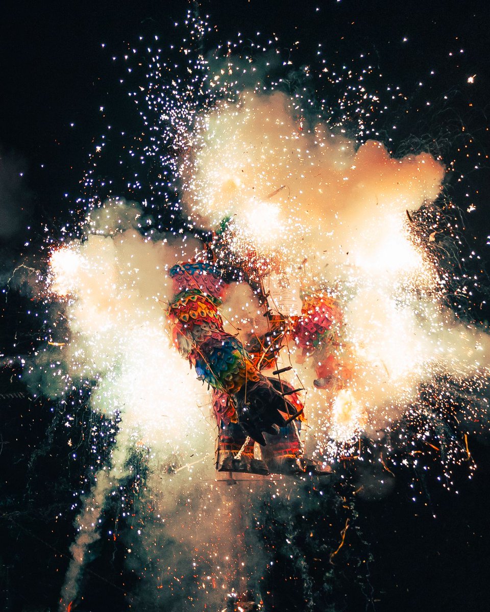 heraldodemexico's tweet image. #OMG | 🎆 Habitantes del pueblo originario de Santa Rosa Xochiac mantienen viva la tradicional Quema de los Shimos, una celebración en la que familias y grupos de amigos crean grandes figuras de cartón rellenas de pirotecnia 🎇 , las cuales representan a Judas y son quemadas como