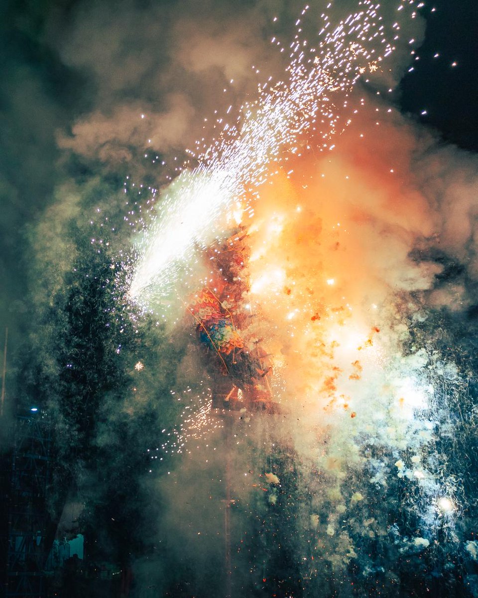 heraldodemexico's tweet image. #OMG | 🎆 Habitantes del pueblo originario de Santa Rosa Xochiac mantienen viva la tradicional Quema de los Shimos, una celebración en la que familias y grupos de amigos crean grandes figuras de cartón rellenas de pirotecnia 🎇 , las cuales representan a Judas y son quemadas como