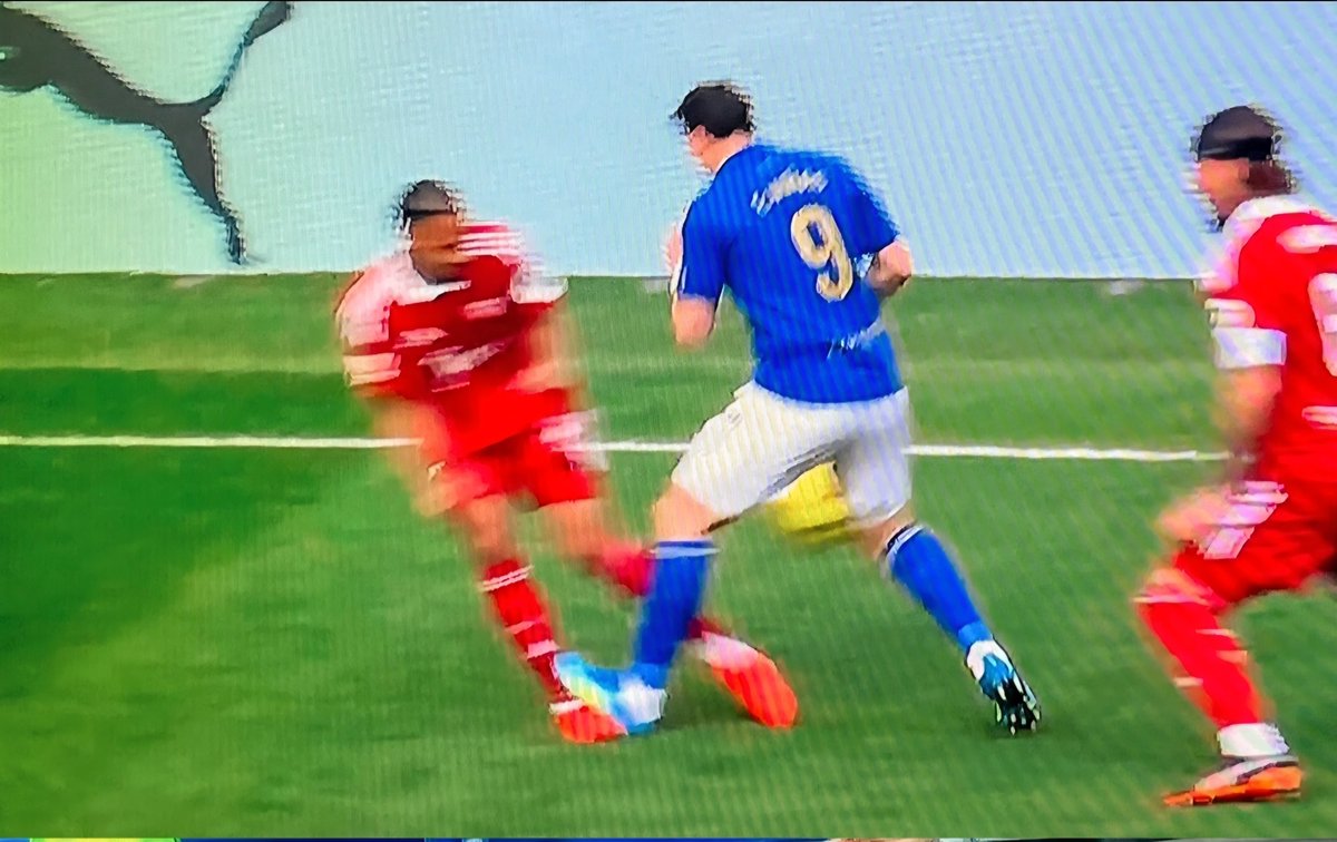 PoDeSTa_84's tweet photo. Con estas dos acciones el equipo que acaba la primera parte con un jugador menos es el Sevilla. 
Lo que están haciendo desde la RFEF y el CTA con el Sevilla es descarado. https://t.co/e6L8M9a9M8