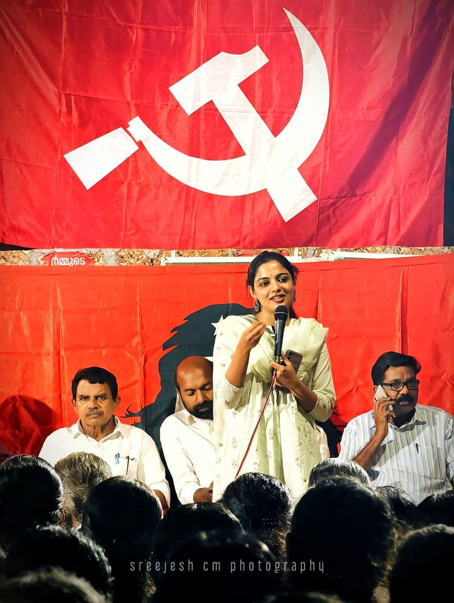 rinse_kurian's tweet photo. ഒപ്പം നിന്നാല്‍ നിങ്ങളുടെ കൂടെയുള്ള ആളാകുമോ എന്ന തോന്നലിനെ പേടിയില്ലാത്ത ചുരുക്കം ചില താരങ്ങളിലൊരാള്‍,
നിഖിലാ വിമല്‍. https://t.co/TZzI1aTUWu