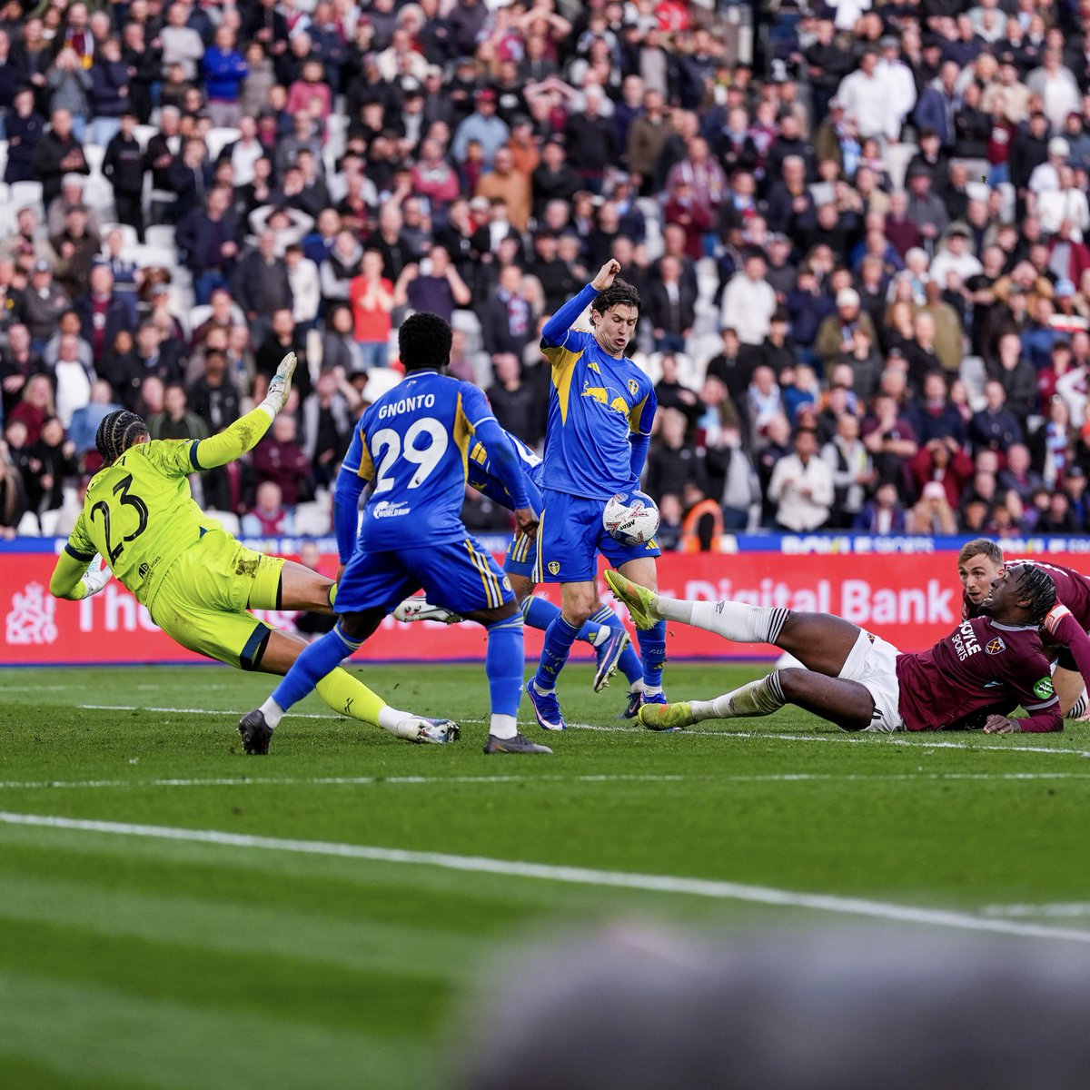 Leeds United tweet media