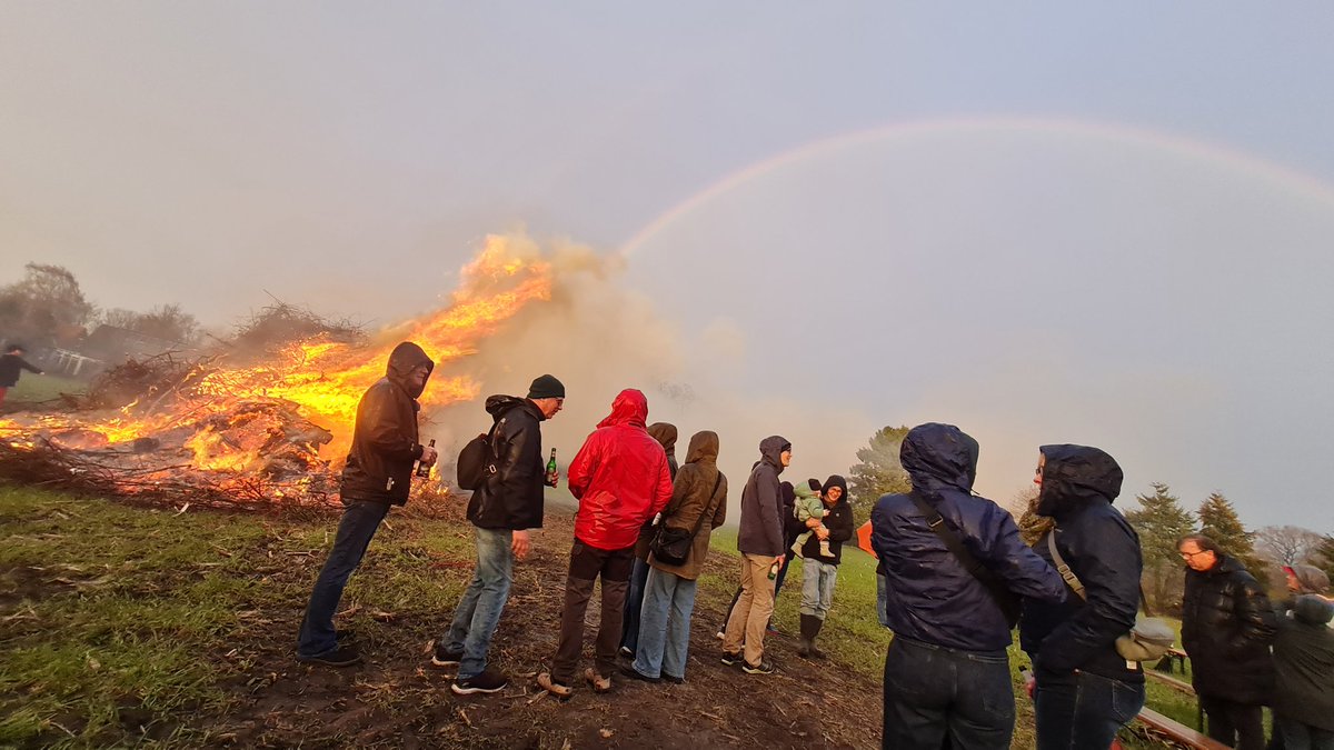 Unser #Osterfeuet hat nen #Regenbogen ausgekotzt. Goil.