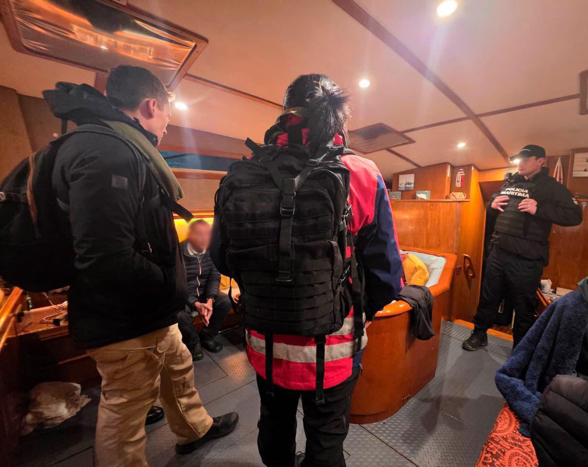 PDI_Magallanes's tweet photo. ➡️ En un operativo interagencial junto a @Armada_Chile y @AduanaCL fue incautado en el Canal Beagle un velero extranjero que ingresó al país como viaje privado, pero realizaba turismo con fines de lucro en los canales australes.

🕵🏻 Detectives de PDI Puerto Williams fiscalizaron a los ocupantes. Denunciarán al capitán por realizar labores remuneradas sin contar con la autorización correspondiente.