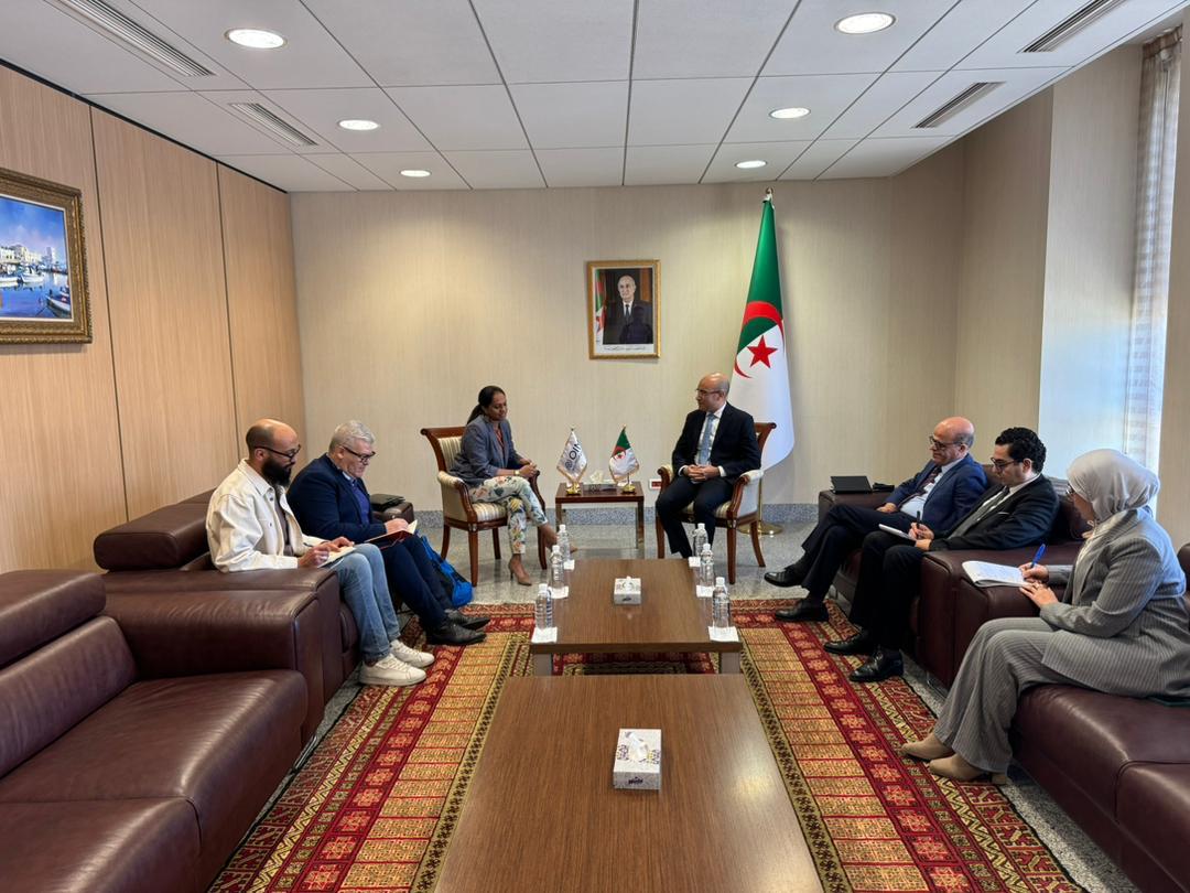 Algeria_MFA's tweet photo. استقبل كاتب الدولة المكلف بالجالية الوطنية، السيد @SECCNE_Chaib ، اليوم بمقر وزارة الشؤون الخارجية، السيدة لاليني فيراسامي، رئيسة بعثة المنظمة الدولية للهجرة بالجزائر.
@UNmigration https://t.co/FI9imtLFcA