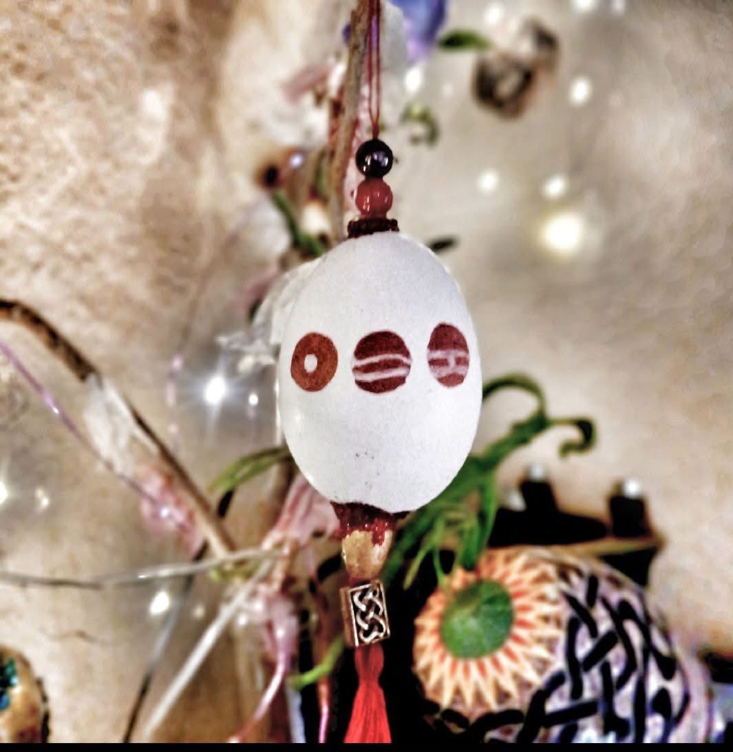 lisathegeekmom's tweet photo. My #Ariang egg added to my little #Easter tree on the mantle. https://t.co/ZjWRZE5SUm