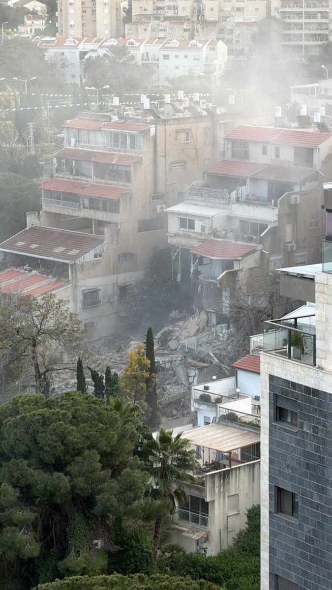 karammm2000's tweet photo. Reports of major damage to at least one residential building in the Northern Israeli city of Haifa, following the apparent direct impact of a medium-range ballistic missile launched by #Iran.
#IranWar‌ #Israel #Haifa https://t.co/AIEDx3B33I