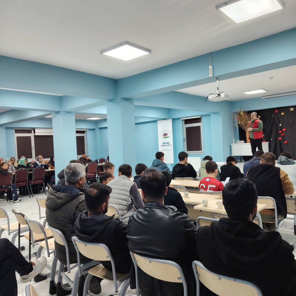 GSB_GevasGM's tweet photo. Bugün Gençlik Merkezimizde “Gençler ve Aileleri Bir Arada” etkinliğimizi gerçekleştirdik. 🤝
Gençlerimize yönelik yürüttüğümüz faaliyetleri anlattık, ailelerimizin görüş ve önerilerini aldık.
Birlikte daha güçlü bağlar kurmaya devam ediyoruz. 🌱 https://t.co/Uv2Lqz6RDO
