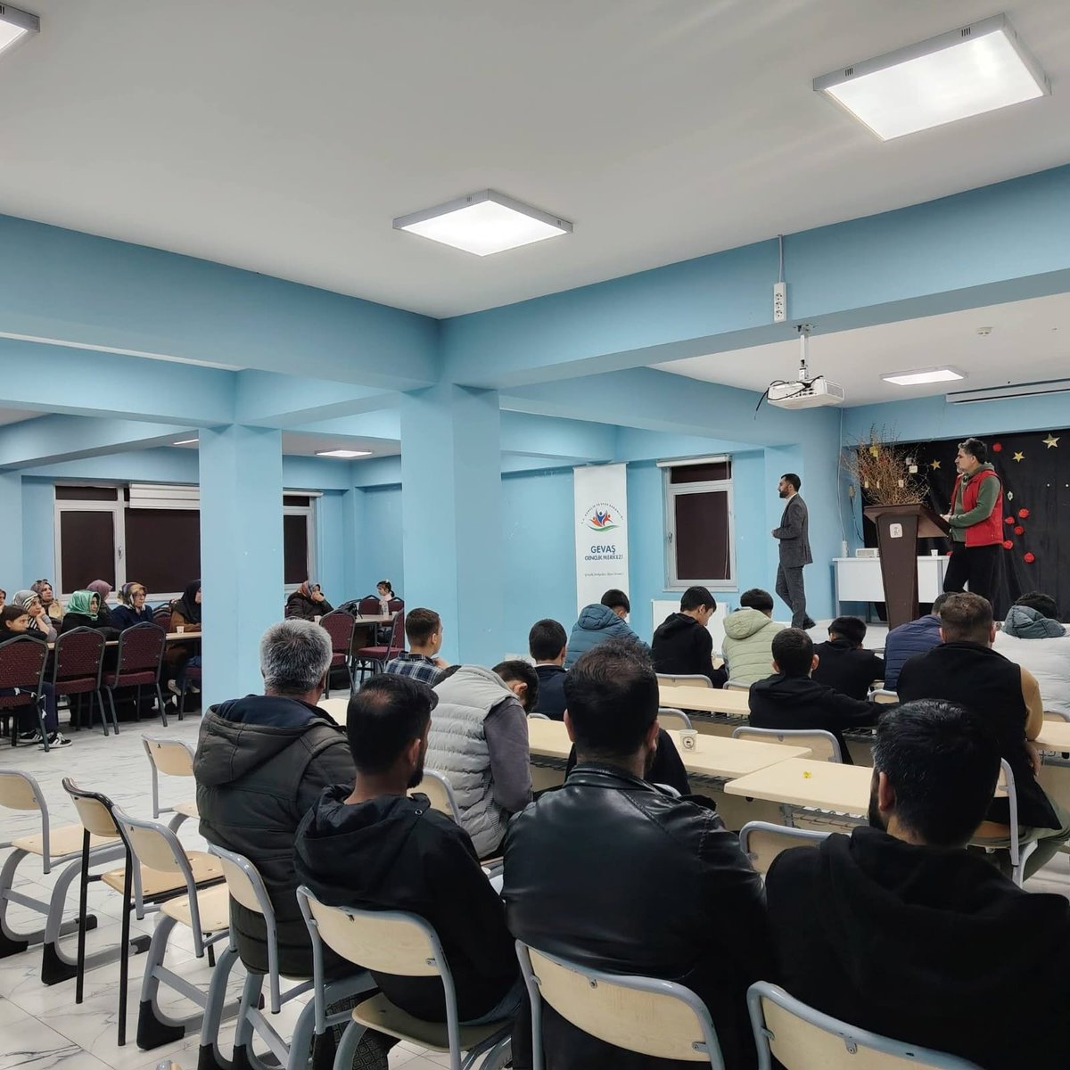 GSB_GevasGM's tweet photo. Bugün Gençlik Merkezimizde “Gençler ve Aileleri Bir Arada” etkinliğimizi gerçekleştirdik. 🤝
Gençlerimize yönelik yürüttüğümüz faaliyetleri anlattık, ailelerimizin görüş ve önerilerini aldık.
Birlikte daha güçlü bağlar kurmaya devam ediyoruz. 🌱 https://t.co/Uv2Lqz6RDO