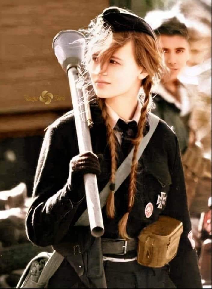 Ich liebe diejenigen, die Widerstand leisten, wenn alle anderen aufgeben, diejenigen, die sich weigern, wenn alle anderen akzeptieren, diejenigen, die treu bleiben, wenn alle anderen verraten.

Jean Mabire