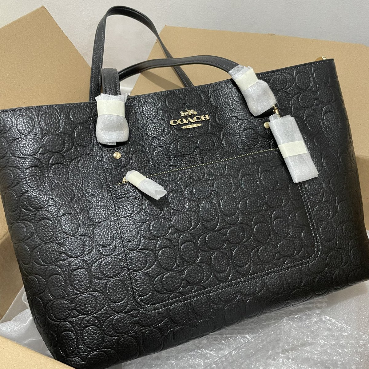 cforcloudberry's tweet photo. welcome home my new bby, my first coach bag for celebrating my sweet 30’s, i deserve more love n money 🧸✨💸 https://t.co/PKILgmXJNg
