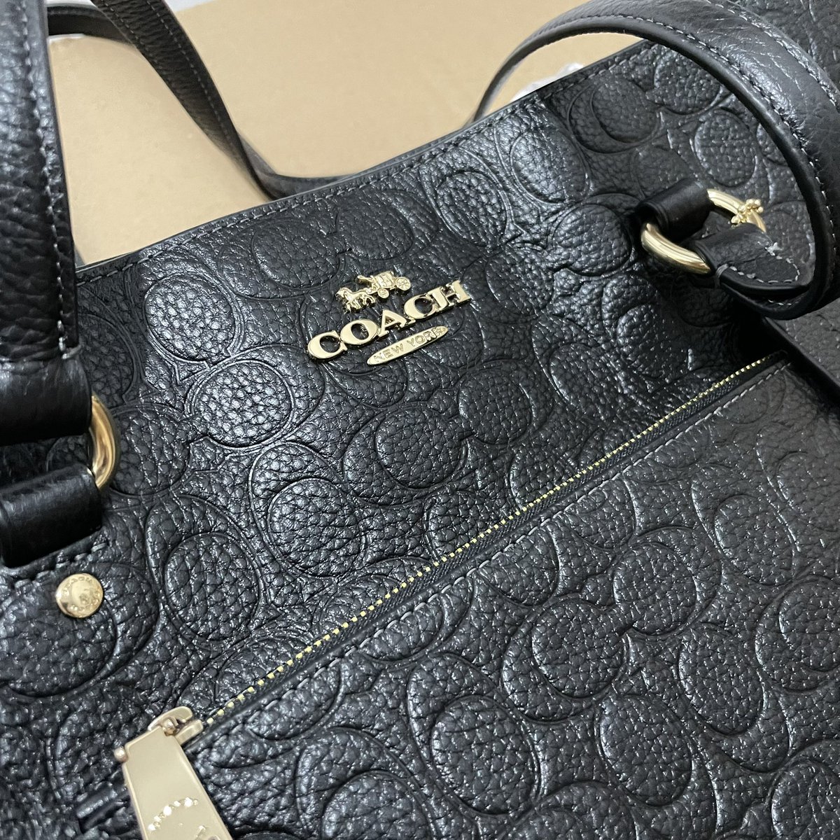 cforcloudberry's tweet photo. welcome home my new bby, my first coach bag for celebrating my sweet 30’s, i deserve more love n money 🧸✨💸 https://t.co/PKILgmXJNg
