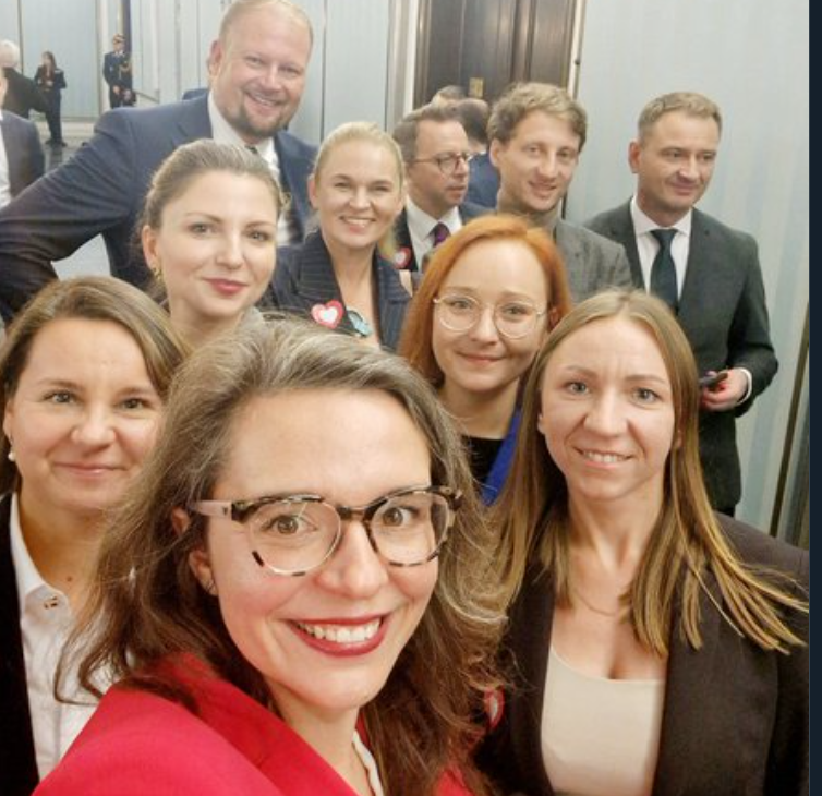 STANISA01219700's tweet photo. @Piotrbazi Jeszcze jest grono oglądających ale to tylko do następnych wyborów https://t.co/hIyUUJq7mT