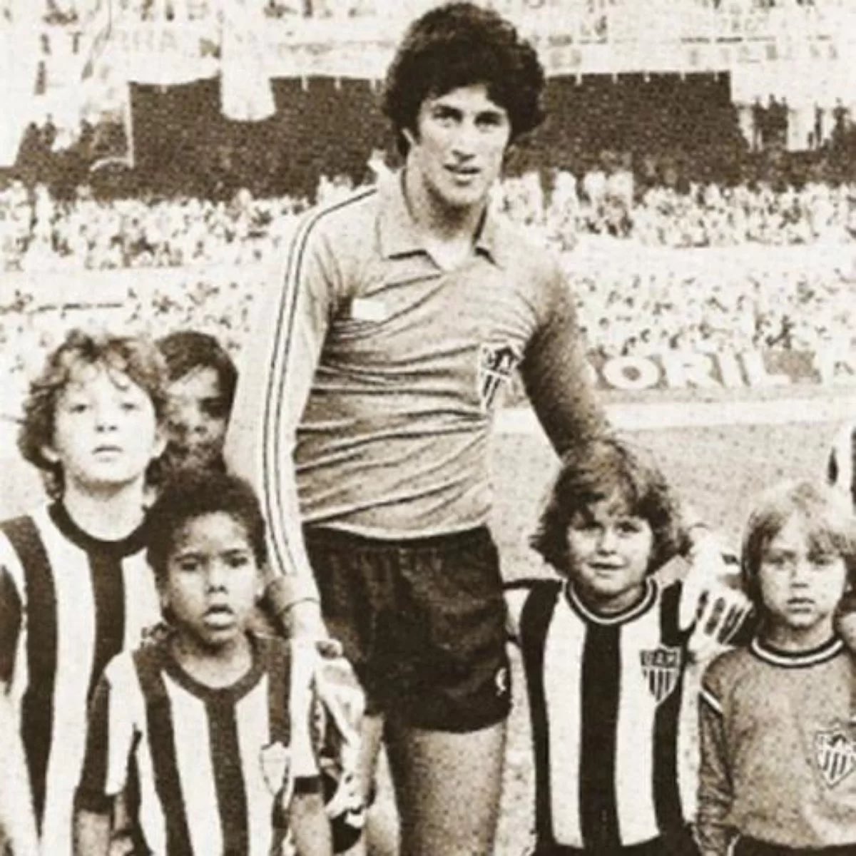 Galosofia_'s tweet photo. “O Senhor é Alvinegro
Alvinegro eu também sou”

Feliz Páscoa e abençoado seja o Clube Atlético Mineiro!

Dia de lembrar do jogador com mais partidas pelo Clube! São 684 jogos de João Leite, marcado pela dedicação ao Galo e fé inabalável, sempre levando sua Bíblia para os jogos! https://t.co/IHNXuuHH4w