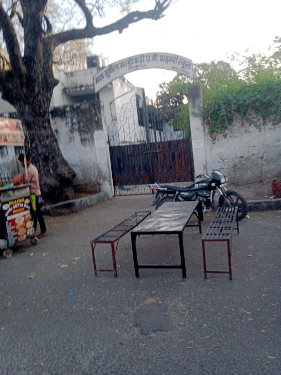devashish9718's tweet photo. स्कूल के 100 मीटर के दायरे में तम्बाकू या सिगरेट नहीं बेच सकते तो यह वेंडर खुलेआम कैसे बेच रहे है। क्या प्रशासन ने आँखे बंद कर रखी हैं?  Location - KKC Quetta DAV, Nizamuddin Railway Station. 

#StopTobacco

@CMODelhi @NCPCR_ @DelhiPolice @k_satyarthi https://t.co/Prf8HP4wfr