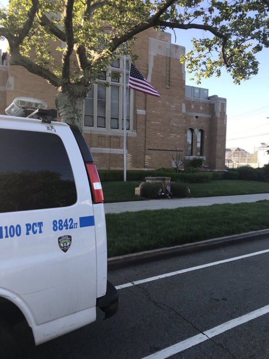 NYPD100Pct's tweet image. The NYPD wishes a Happy Easter to those who celebrate 🙌 .

As always, the men and women of the NYPD will be out on the streets ensuring everyone is safe in #Rockaway.